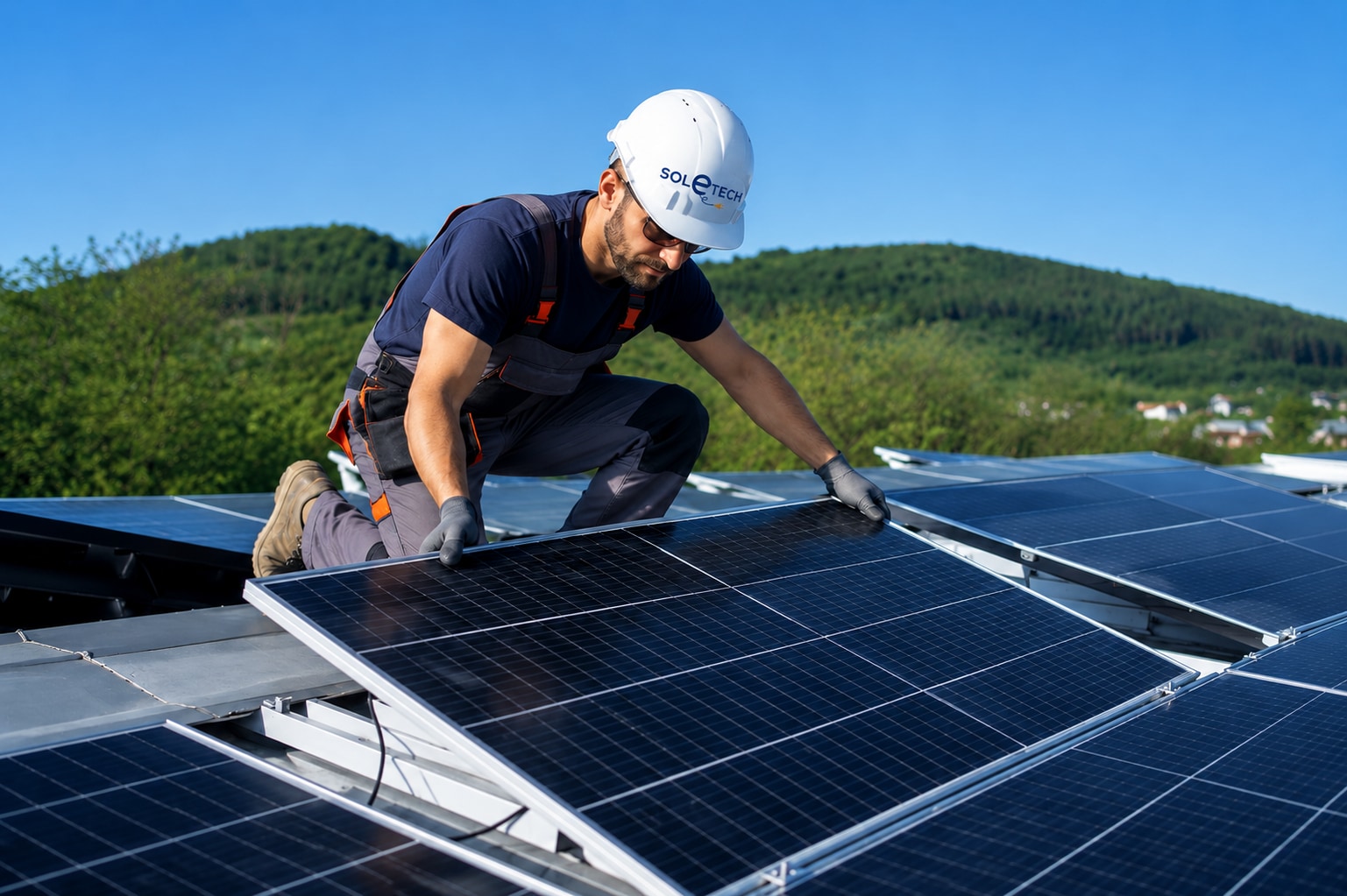 Technicien Soletech installant des panneaux solaires
